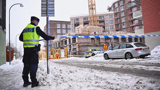 Polisen spärrar av olycksplatsen i Ursvik i Sundbyberg där fem byggnadsarbetare omkom i en hissolycka på arbetsplatsen, 2023.
