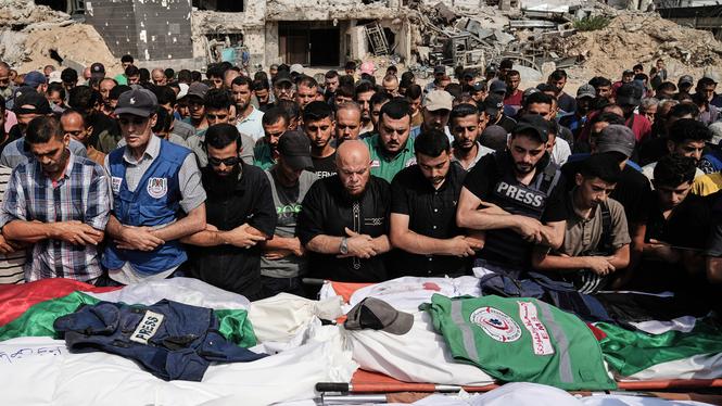 Palestinier sörjer journalisterna som dödades av Israel, däribland Al Jazeera-korrespondenterna Anas al-Sharif och Mohamed Qureiqa, under deras begravning utanför Gazas sjukhuskomplex Shifa.