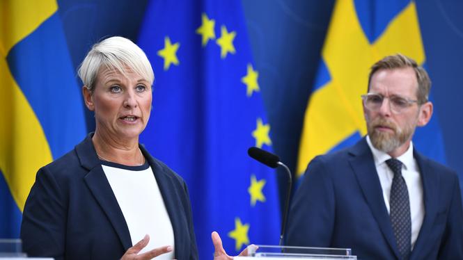 Äldre- och socialförsäkringsminister Anna Tenje (M) och socialminister Jakob Forssmed (KD) under en pressträff för att presentera lagrådsremissen om ett förstärkt högkostnadsskydd för tandvård.