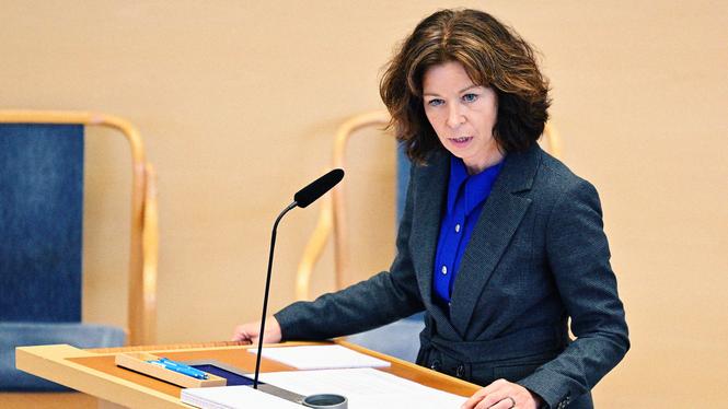 Eva Lindh (S) har pressat civilminister Erik Slottner (KD) på ett svar om när det kan finnas ett nytt utjämningssystem för kommunerna på plats, som tar mer från de rika och ger mer till de fattiga.