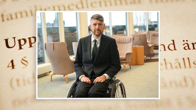 "Hon har haft en en sådan lyhördhet och omtanke från dag ett. Jag kan vara helt inborrad i mitt och knappt märka att hon är där", säger Nils Seye Larsen om sin assistent som nu ska utvisas.