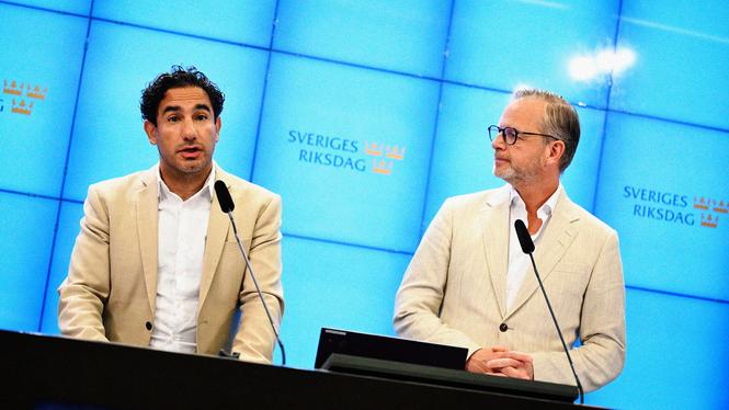 Socialdemokraternas arbetsmarknadspolitiska talesperson Ardalan Shekarabi (S) och partiets ekonomisk-politiska talesperson Mikael Damberg (S), under en pressträff på torsdagen.