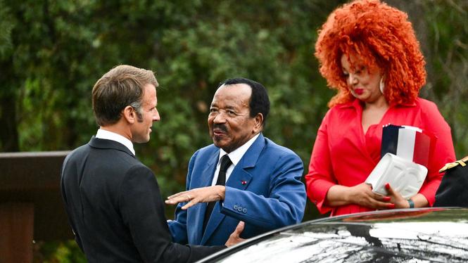Macron välkomnar Paul Biya och hans fru vid en ceremoni 2024, då det var 80 år sedan de allierade landsteg i Provence. På senare tid har Frankrike erkänt att den stora andelen afrikanska soldater var avgörande för segern i andra världskriget.