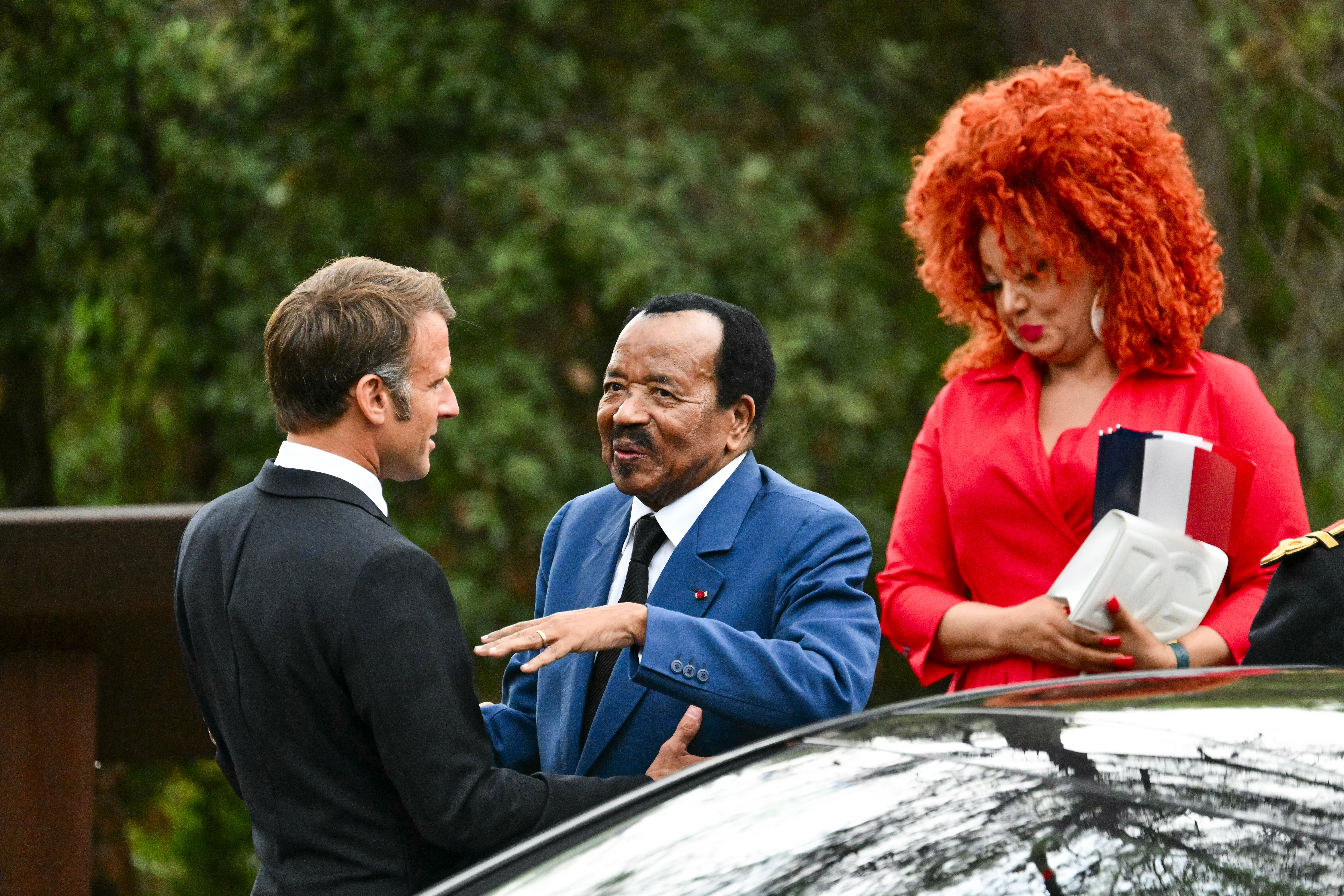 Macron välkomnar Paul Biya och hans fru vid en ceremoni 2024, då det var 80 år sedan de allierade landsteg i Provence. På senare tid har Frankrike erkänt att den stora andelen afrikanska soldater var avgörande för segern i andra världskriget.