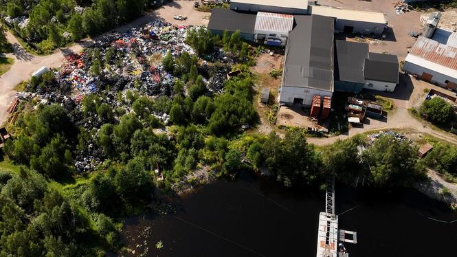 Utanför Plaståtervinning i Wermland AB:s anläggning finns hela berg med plastskrot som sprids vidare till Glafsfjorden och in på grannarnas tomter.