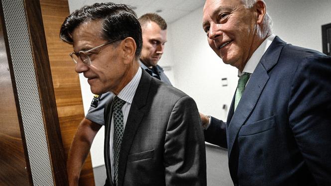 Henrik Landerholm tillsammans med sin advokat Johan Eriksson på väg in i  Sal 1 i Attunda tingsrätt där ett vittne ska höras i en bevisupptagning  i utredningen mot den tidigare nationella säkerhetsrådgivaren.