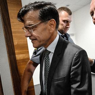 Henrik Landerholm tillsammans med sin advokat Johan Eriksson på väg in i  Sal 1 i Attunda tingsrätt där ett vittne ska höras i en bevisupptagning  i utredningen mot den tidigare nationella säkerhetsrådgivaren.