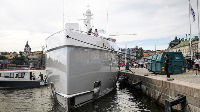 Dagens ETC:s reporter Eigil Söderin får kontakt med personal på lyxyachten Stardust i jakten på svaret om vem som äger den. Samtidigt putsar andra anställda skrovet på andra sidan båten.