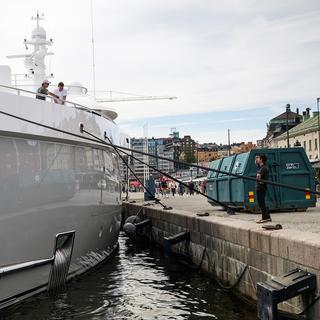 Dagens ETC:s reporter Eigil Söderin får kontakt med personal på lyxyachten Stardust i jakten på svaret om vem som äger den. Samtidigt putsar andra anställda skrovet på andra sidan båten.