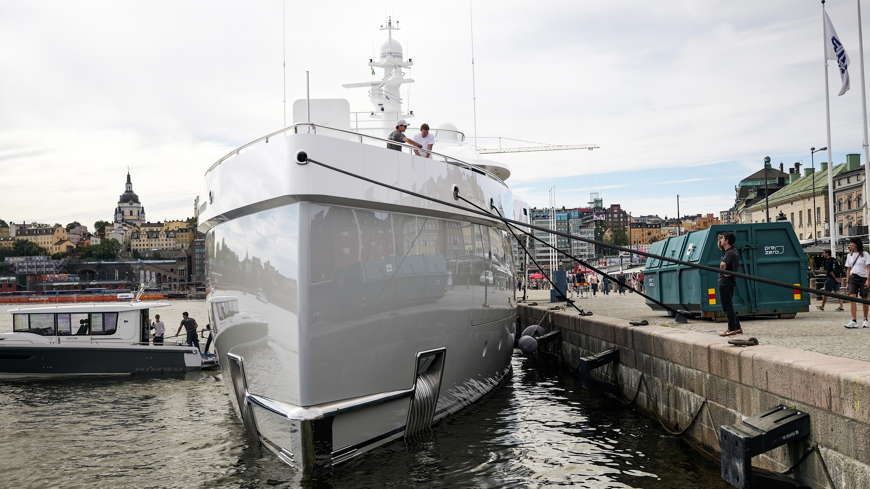 Dagens ETC:s reporter Eigil Söderin får kontakt med personal på lyxyachten Stardust i jakten på svaret om vem som äger den. Samtidigt putsar andra anställda skrovet på andra sidan båten.