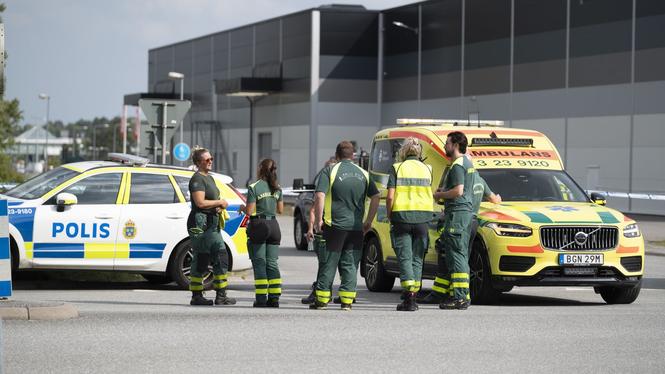 Polis och räddningstjänst på plats utanför Örebro moské i stadsdelen Vivalla efter en skottlossning med flera skadade i samband med fredagsbönen.