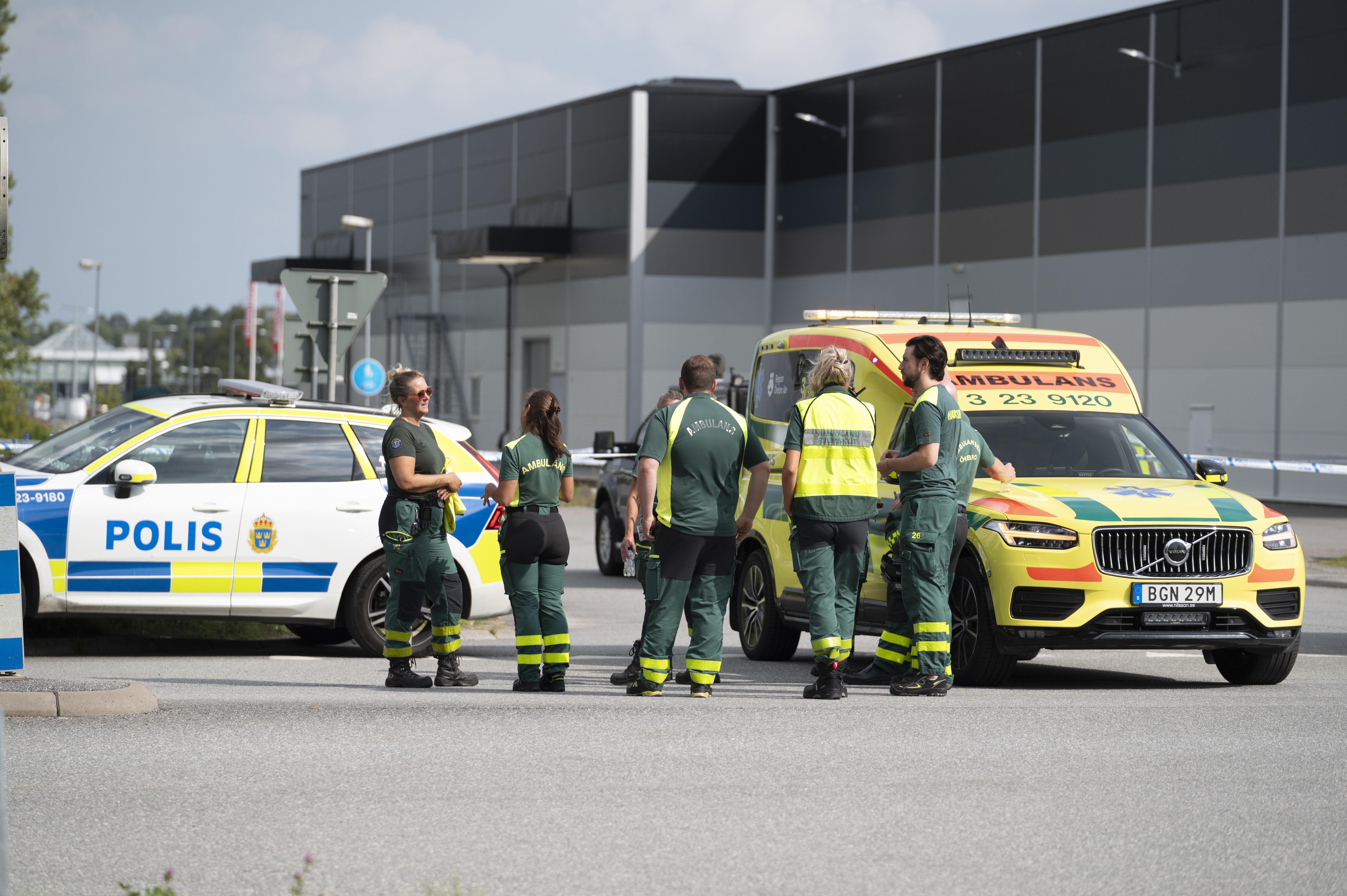 Polis och räddningstjänst på plats utanför Örebro moské i stadsdelen Vivalla efter en skottlossning med flera skadade i samband med fredagsbönen.