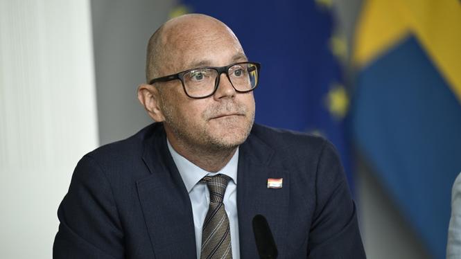 Arbetsmarknadsminister Johan Britz (L) vill inte höja lönekravet på arbetskraftsinvandrare.