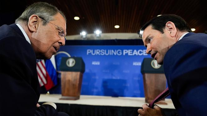 Rysslands respektive USA:s utrikesministrar, Sergej Lavrov och Marco Rubio vid mötet i Alaska.