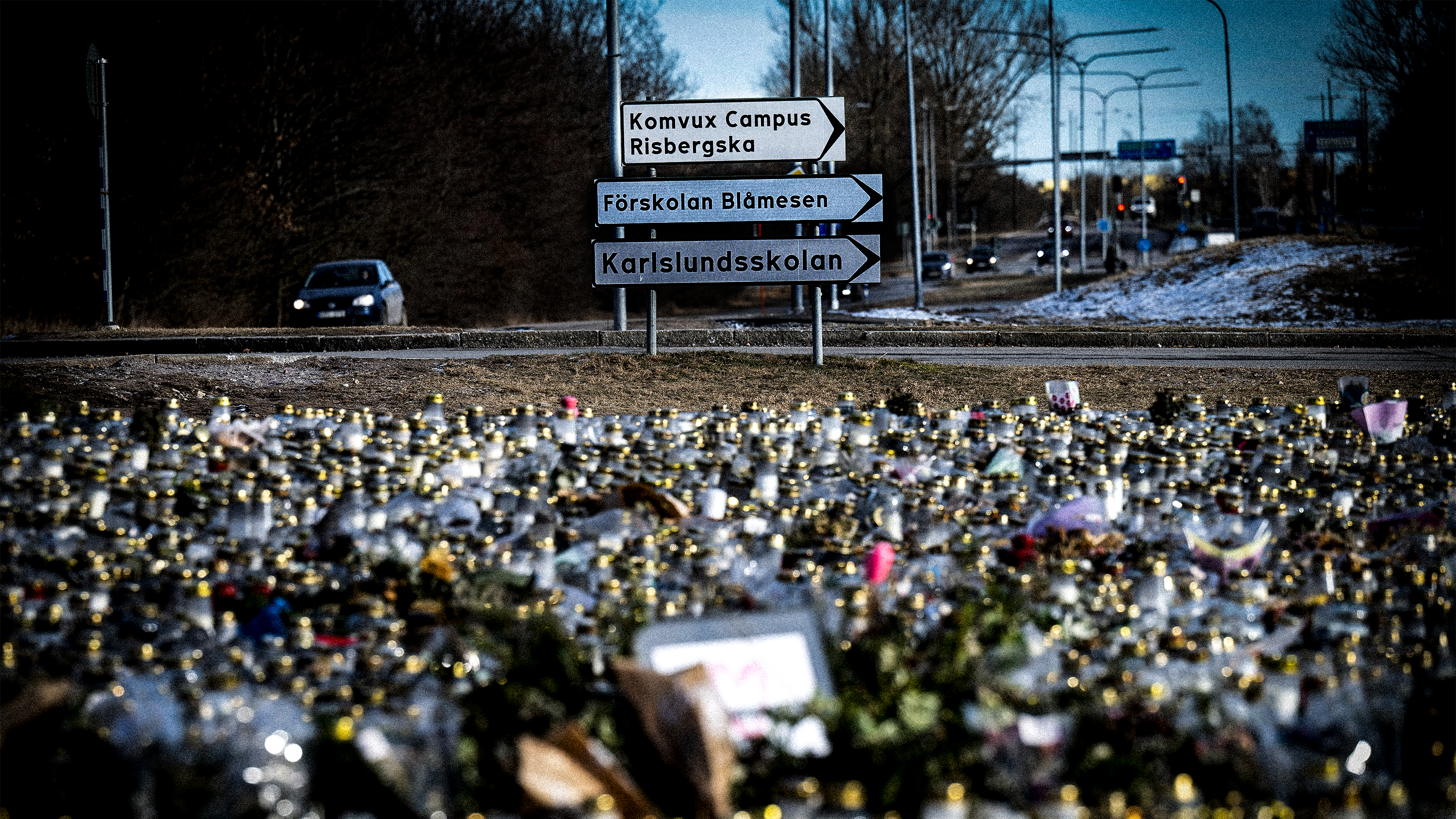 Ljus och blommor utanför Campus Risbergska för att minnas de dödade efter skolskjutningen i februari.