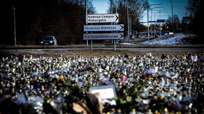 Ljus och blommor utanför Campus Risbergska för att minnas de dödade efter skolskjutningen i februari.