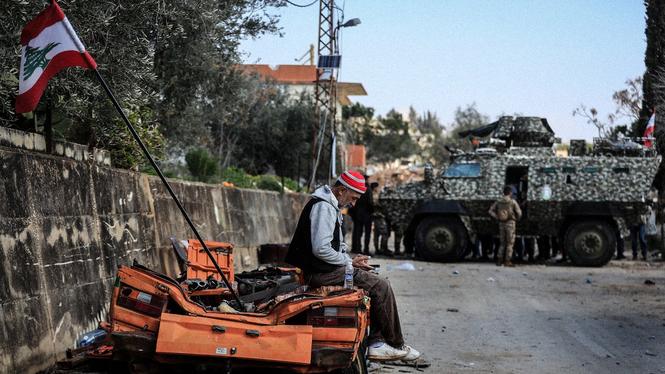 En libanesisk vägblockad mot byn Houla som är ockuperad av Israeliska styrkor.