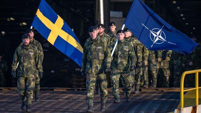 Svensk bataljon landstiger i Riga för att ansluta till Natos Multinationella brigad Lettland.