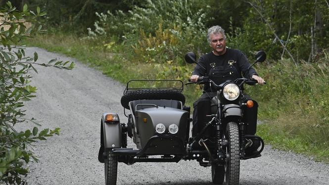 Alaskabon Mark Warren på sin nya motorcykel från märket Ural, som grundades i sibiriska Irbit. Bild tagen i måndags.