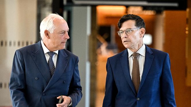 Henrik Landerholm tillsammans med sin advokat Johan Eriksson, i Attunda tingsrätt.