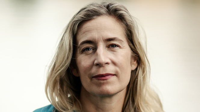 Aftonbladets kulturchef Karin Pettersson är aktuell med boken ”Förbannelsen – hur Sverige fastnade i 90-talet och förlorade framtiden”.