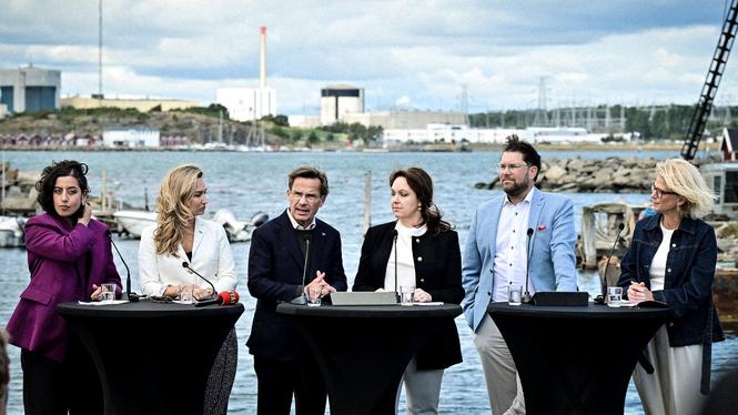 Simona Mohamsson (L), Ebba Busch (KD), statsminister Ulf Kristersson (M), Anna Borg VD Vattenfall, Jimmie Åkesson (SD) och finansminister Elisabeth Svantesson (M), under en pressträff med Ringhals kärnkraftverk i bakgrunden.