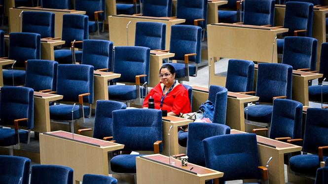 Lorena Delgado Varas i Riksdagen på torsdagen, dagen efter att Vänsterpartiet gjorde det klart att hon och Daniel Riazat