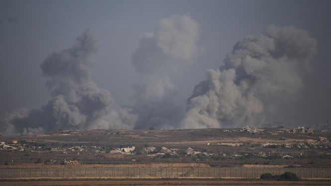 Rök stiger mot himlen efter en israelisk flygattack i Gaza under måndagen.