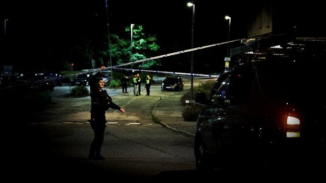 Polis på plats efter en skjutning i Kallhäll i Järfälla utanför Stockholm, i helgen.