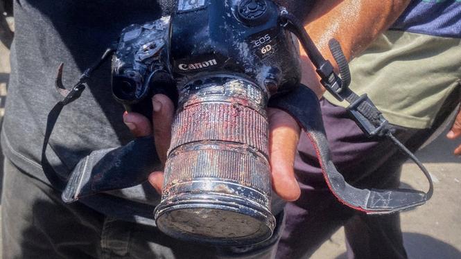 Kameran som journalisten Mariam Dagga hade på sig när Israel bombade Nassersjukhuset i Gaza. Kameran är täckt i blod.