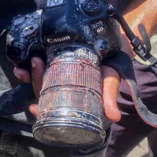 Kameran som journalisten Mariam Dagga hade på sig när Israel bombade Nassersjukhuset i Gaza. Kameran är täckt i blod.