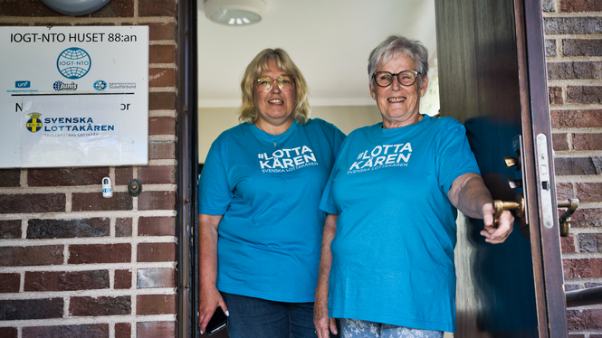 Lottorna Eva Brissman och Mari Andréasson hälsar välkomna till deras nya lokaler i nykterhetsförbundets hus i Trollhättan.