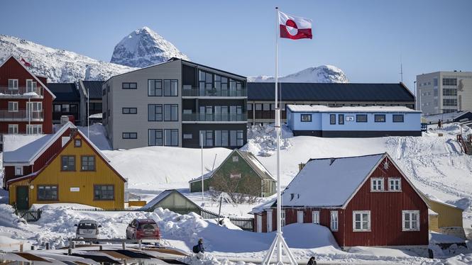 En grönländsk flagga i kolonihamnen i Nuuk på Grönland i slutet på mars 2025.
