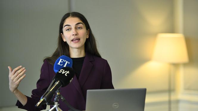 Klimat- och miljöminister Romina Pourmokhtari (L) under en pressbriefing om borttagande av förbudet mot uranbrytning i Sverige.