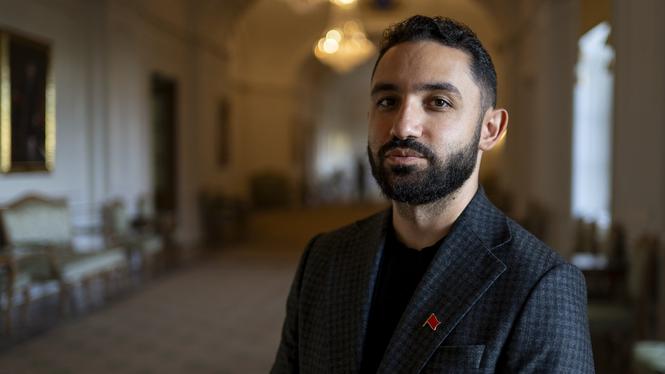 Daniel Riazat får nu offentligt stöd av styrelsen i sin egen partiförening i Kista efter att han uteslutits ur Vänsterpartiet.