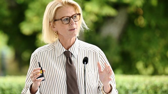 Finansminister Elisabeth Svantesson (M) presenterar de ekonomiska förutsättningarna för 2026 års budget när regeringen samlas på Harpsund.
Foto: Henrik Montgomery