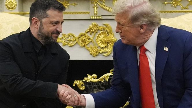 Ukrainas president Volodymyr Zelenskyj och den amerikanske presidenten skakar hand under den förres besök i USA den 18 augusti.