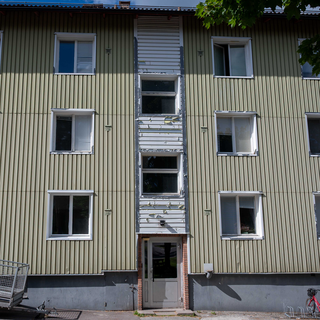 I ett lummigt område i Fagersta släpper färgen från fasaderna på lägenhetshusen. Här hamnar invånare som rika kommuner avsäger sig ansvaret för.