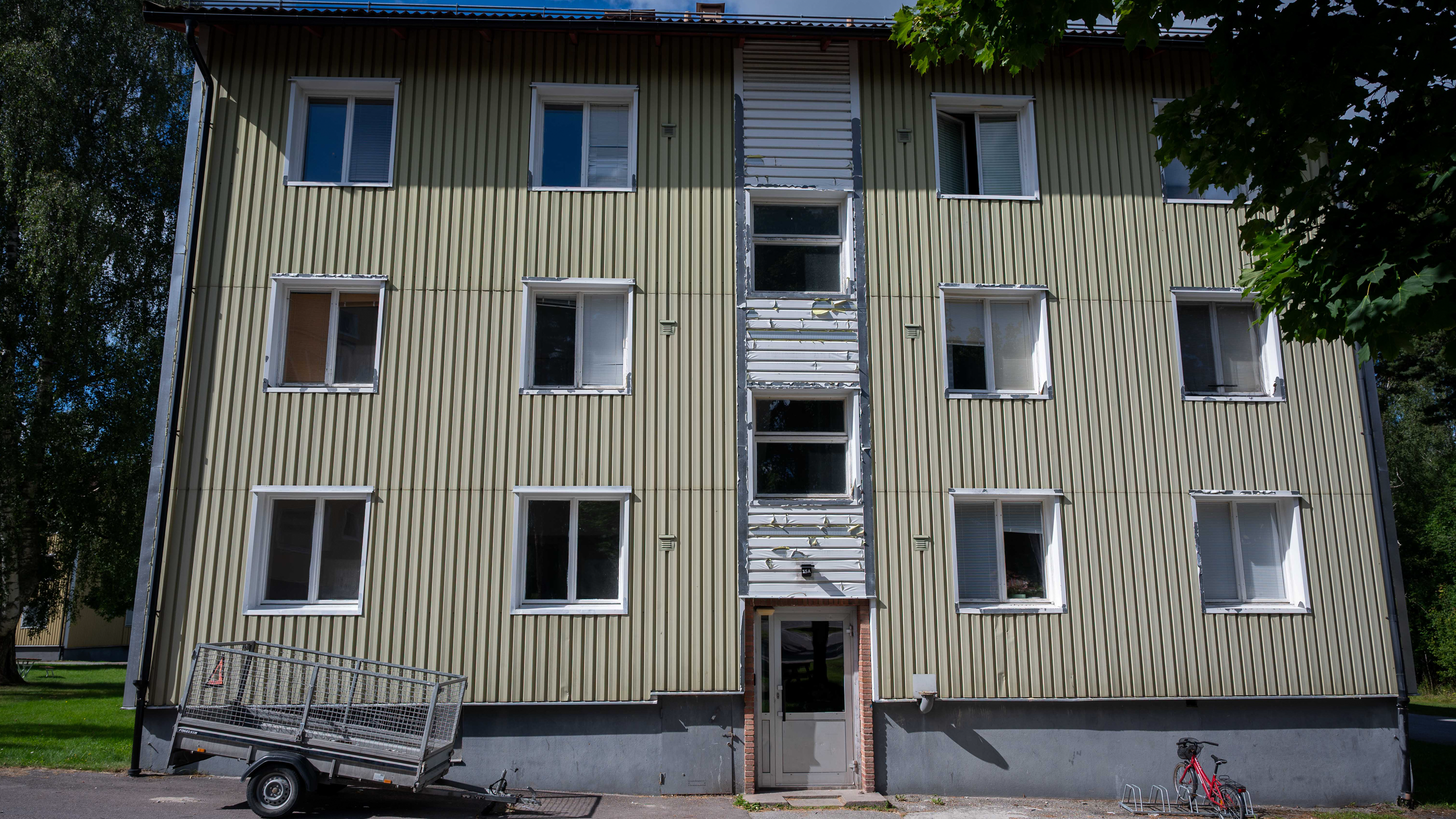 I ett lummigt område i Fagersta släpper färgen från fasaderna på lägenhetshusen. Här hamnar invånare som rika kommuner avsäger sig ansvaret för.