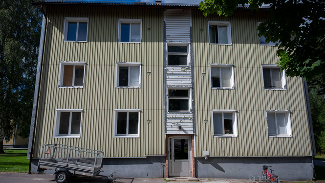 I ett lummigt område i Fagersta släpper färgen från fasaderna på lägenhetshusen. Här hamnar invånare som rika kommuner avsäger sig ansvaret för.