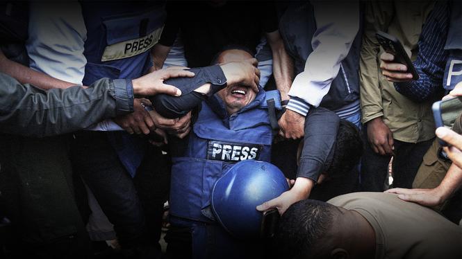 Journalister sörjer en dödad kollega i Gaza.