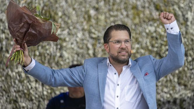 Sverigedemokraternas partiledare Jimmie Åkesson håller sommartal på borggården på Slottslängorna i Sölvesborg på lördagen.