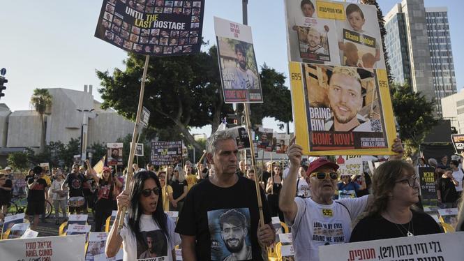 Många israeler vill att Netanyahu-regeringen ska fokusera mer på förhandlingar. Bild från demonstration i Tel Aviv på söndagen.