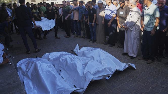 Palestinier bär kroppen av en familjemedlem som dödats i en israelisk militärattack, centrala Gazaremsan, måndagen den 1 september 2025.