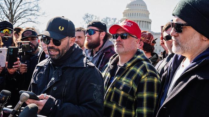 Proud Boys före detta ledare Enrique Tarrio talar på en presskonferens tidigare i år.