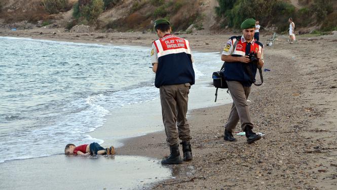 2 september 2015 spolades två år gamla Alan Kurdi upp på på en strand i Turkiet. Bilden av honom kom att bli en stark symbol för den pågående humanitära krisen.