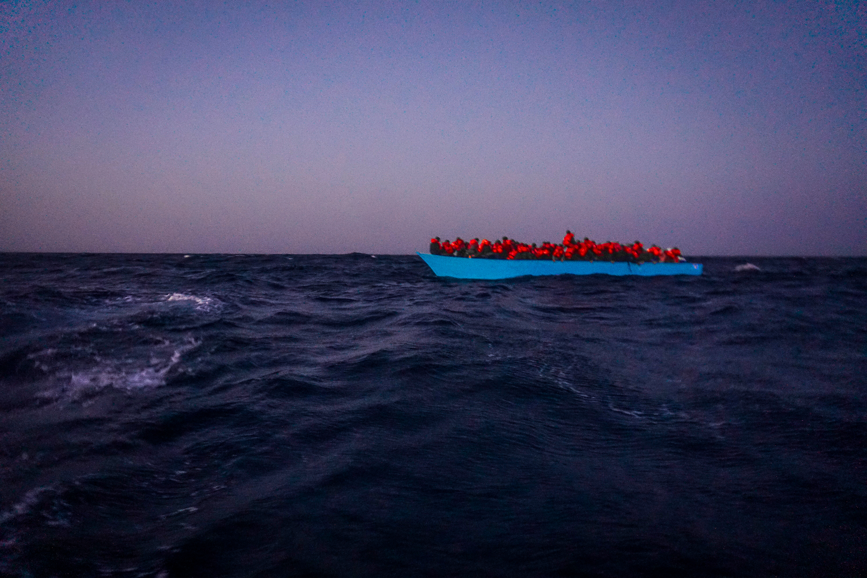 ”På ett tyskt räddningsfartyg såg jag katastrofen resa sig ur havet förra året med egna ögon – 126 kroppar hoppressade i en träbåt mitt ute i ingenstans”, skriver Nora Adin Fares.