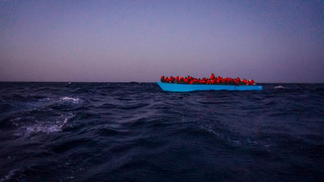 ”På ett tyskt räddningsfartyg såg jag katastrofen resa sig ur havet förra året med egna ögon – 126 kroppar hoppressade i en träbåt mitt ute i ingenstans”, skriver Nora Adin Fares.