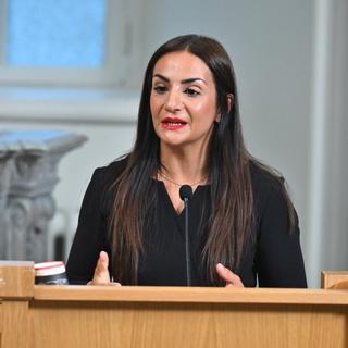 Kulturminister Parisa Liljestrand (M) tar emot slutbetänkandet ”En kulturkanon för Sverige” av kommitténs ordförande Lars Trägårdh vid en pressträff .