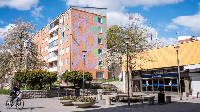 Förutom hyreshusen ingår 4800 kvadratmeter lokalyta i Hjulsta centrum med 18 kommersiella lokaler i köpet.